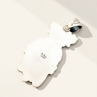 White ceramic bear-shaped plate with 'Dora' branding on a light background